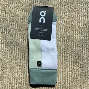 On brand running socks sz small